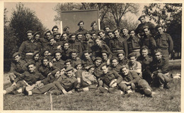 CPA - Militaria - Carte Photo  - Groupe De Soldat - Polygone - Jambes - Beret - Personajes