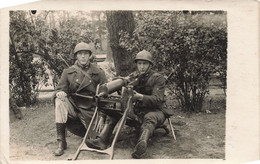 CPA - Militaria - Carte Photo  - Deux Soldats Avec Mitrailleuse - Casque - Personnages