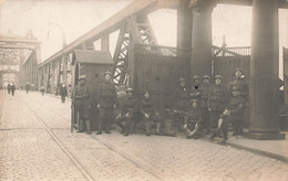 CPA - Militaria - Carte Photo  - Groupe De Soldat Sur Un Pont - Characters