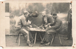 CPA - Militaria - Carte Photo  - Groupe De Soldat Jouant Aux Carte - Cigarette - Personnages