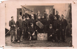 CPA - Militaria - Carte Photo  - Groupe De Soldat  - Les Belges Réunis A La Noël - Accordéon - Personen