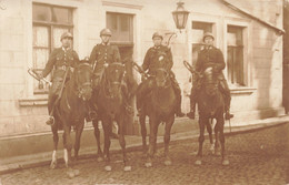 CPA - Militaria - Carte Photo  - Groupe De Soldat à Cheval - Trompette - Casque - Characters