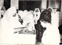 PHOTO DE PRESSE POLITIQUE "Alger, Référendum, Femmes Musulmanes Au Vote, 1963" - Algiers