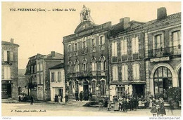 32 VIC FEZENSAC - Place De  L'Hôtel De Ville  1900-04 - Belle Animation - - Vic-Fezensac