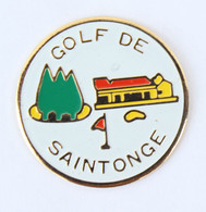 Pin's GOLF DE SAINTONGE - Vue Du Club House - Arbres Et Drapeau - M032 - Golf