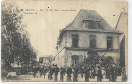 D 67. ALSACE.  JOUR DE FETE DIEU.  LA PROCESSION.  CARTE ECRITE AN 1917 - Bouxwiller