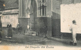 Vieux Condé ( Condé Sur Escaut ) * Rue Et La Chapelle Des écoles * Landau Pram Kinderwagen * Villageois - Conde Sur Escaut