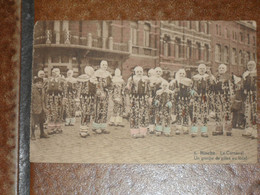 BINCHE. 6. LE CARNAVAL. UN GROUPE DEGILLES AU LOCAL - Binche