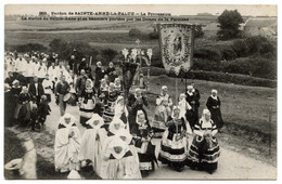 29 : PARDON DE SAINTE ANNE LA PALUE - LA PROCESSION, LA STATUE DE SAINTE ANNE ET SA BANNIERE PORTEES PAR LES DAMES - Plonévez-Porzay