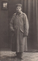 CARTE PHOTO ALLEMANDE - GUERRE 14 -18 - PHOTO STUDIO SOLDAT AVEC MANTEAU - Guerre 1914-18
