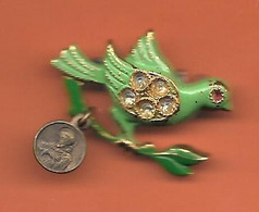 Petite Broche Oiseau Couleur Vert Avec Strass Et Mini Médaille Religieuse Accrochée Par épingle - Broschen