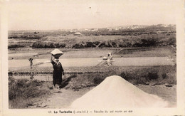 44 - LA TURBALLE - S08743 - Récolte De Sel Marin En Eté - En L'état Trou - L1 - La Turballe