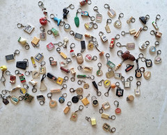 Lot De 95 Porte Clés (metal, Plastique, Publicitaires Et Autres) Tous Différents - Key-rings