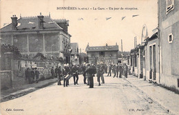 78 - BONNIERES - LA Gare - Un Jour De Réception - Edit Gesvret - Carte Postale Ancienne - Bonnieres Sur Seine