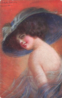 Illustrateur  - Guerzoni - Femme Au Chapeau Sur Fond Orange , Dos Nu - Carte Postale Ancienne - Other & Unclassified