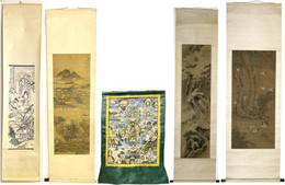 5 Stück: Tibetischer Seiden-Tangka, 4 Chines. Seidenbilder Auf Papier. Jeweils Gerollt, Breite Ca. Je 50 Cm. Teils Besch - Cina