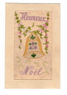 Carte Brodée Heureux Noël Fleur Flower Fiore Flor 花 Cloche 钟 Campana Bell Cpa Ecrite Au Dos ベル En TB.Etat - Brodées