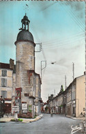 SAUZE-VAUSSAIS. - Rue Principale Et Tour De L'Horloge.  CPSM RARE - Sauze Vaussais