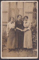 VIEILLE CARTE PHOTO FRANCAISE * SOUVENIR DE LEONIE DURAND * 3 JEUNES FILLES - FEMMES - MODE - Ancianas (antes De 1900)