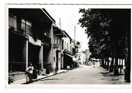 CPSM Tartas - Rue Des Allées Marines -  Vue Sur Les Cafés Bonnemaison Et Durou Et Hôtel Gellibert - Tartas