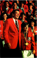 President Ronald Reagan Greeting Mary Lou Retton Of U S Olympic Team In Los Angeles - Présidents