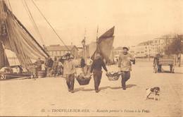 CPA 14 TROUVILLE SUR MER MATELOTS PORTANT LE POISSON A LA VENTE - Trouville