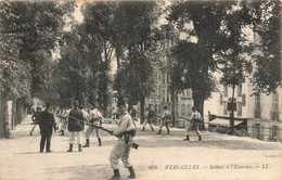 Versailles * Place Allées * Les Soldats à L'exercice * Militaria - Versailles