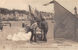 CPA 14 TROUVILLE EMBARQUEMENT DE LA GLACE POUR LA PECHE - Trouville