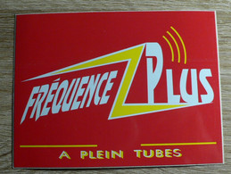 AUTOCOLLANT RADIO : FREQUENCE PLUS - A PLEIN TUBES - Adesivi
