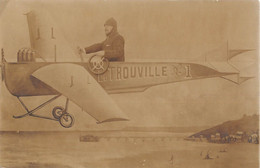 CPA 14 TROUVILLE CARTE PHOTO MONTAGE AVIATION AVEC TROUVILLE DANS LE FOND - Trouville