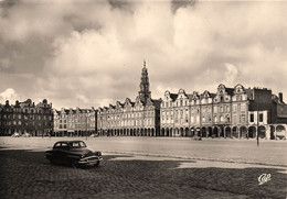 Arras * La Grand Place * Automobile Voiture Ancienne - Arras