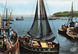 Douarnenez * Bateaux Au Mouillage Au Plomarch * Pêche Pêcheurs - Douarnenez