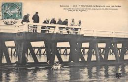 CPA 14 TROUVILLE LA BAIGNAE SOUS LES JETEES - Trouville