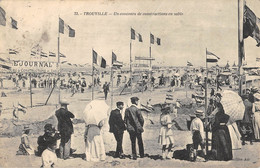 CPA 14 TROUVILLE UN CONCOURS DE CONSTRUCTIONS EN SABLE - Trouville