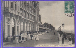 Carte Postale 14. Cabourg  La Digue Et Le Grand Hotel  Très Beau Plan - Cabourg