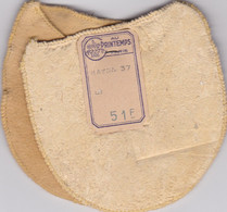 MERCERIE 2 ECHANTILLONS DE PEAU CHAMOIS OU CHAMEAUX MAGASIN AU PRINTEMPS PARIS AVEC ETIQUETTE RAYON 37 51 F ANNEE 1900 - Pizzi, Merletti E Tessuti