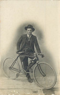 CARTE PHOTO  CYCLISTE Homme Et Son Vélo - Photographie