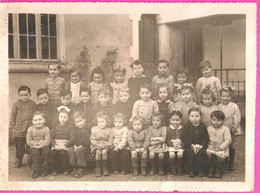 Grande Photo De Classe Maternelle Années 50 Non Située Mlle Bressy Institutrice - Personnes Anonymes