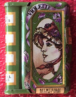 -☛Boîte Bonbons Pastilles Violettes Publicitaire Vintage- Publicité -☛Boîte Fer Décor Belle Jeune Femme: 50 X 35mm - Boîtes