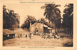 BENIN - EGLISE DE TOPO AU MILIEU D'UNE COCOTERAIE - MISSIONS AFRICAINES, LYON - Benin
