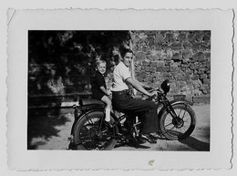 Delcampe - Peugeot P107 Moto Motor Vélomoteur Motorrad Motorcycle Motorrijwiel Motorfiets Homme Enfant Mann Man Kind Photo Foto - Motorräder