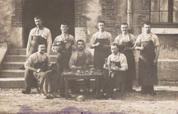 Delcampe - 38 / BOURGOIN / TRES BELLE CARTE PHOTO DE SOLDATS / ATELIER DE CORDONNERIE - Bourgoin
