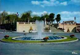 Delcampe - AUCH    ( GERS )   PLACE DU JET D ' EAU - Auch