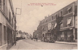 Delcampe - 76 - FORGES LES EAUX - Rue De La République Et L' Hôtel Du Mouton - Forges Les Eaux