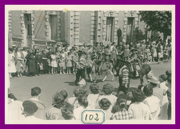 Delcampe - * Photo 12,7 X 9 Cm - Carnaval De SAUMUR - Corso Fleuri - Défilé - Chevaux - Animée - Année 1950 ≈ - Saumur