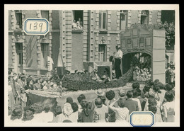 Delcampe - * Photo 12,7 X 9 Cm - Carnaval De SAUMUR - Corso Fleuri - Défilé - Gondole - Char - Animée - Année 1950 ≈ - Saumur