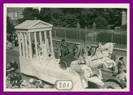 Delcampe - * Photo 12,7 X 9 Cm - Carnaval De SAUMUR - Corso Fleuri - Défilé - Char Romain - Chevaux - Animée - Année 1950 ≈ - Saumur