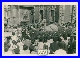 Delcampe - * Photo 12,7 X 9 Cm - Carnaval De SAUMUR - Corso Fleuri - Défilé - Char - Cigogne - Animée - Année 1950 ≈ - Saumur