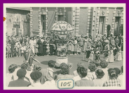Delcampe - * Photo 12,7 X 9 Cm - Carnaval De SAUMUR - Corso Fleuri - Défilé - Char - Montgolfière - Animée - Année 1950 ≈ - Saumur