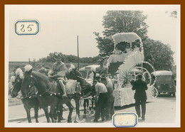 Delcampe - * Photo 12,7 X 9 Cm - Carnaval De SAUMUR - Corso Fleuri - Défilé - Char - Chevaux - Camionnette - Animée - Année 1950 ≈ - Saumur
